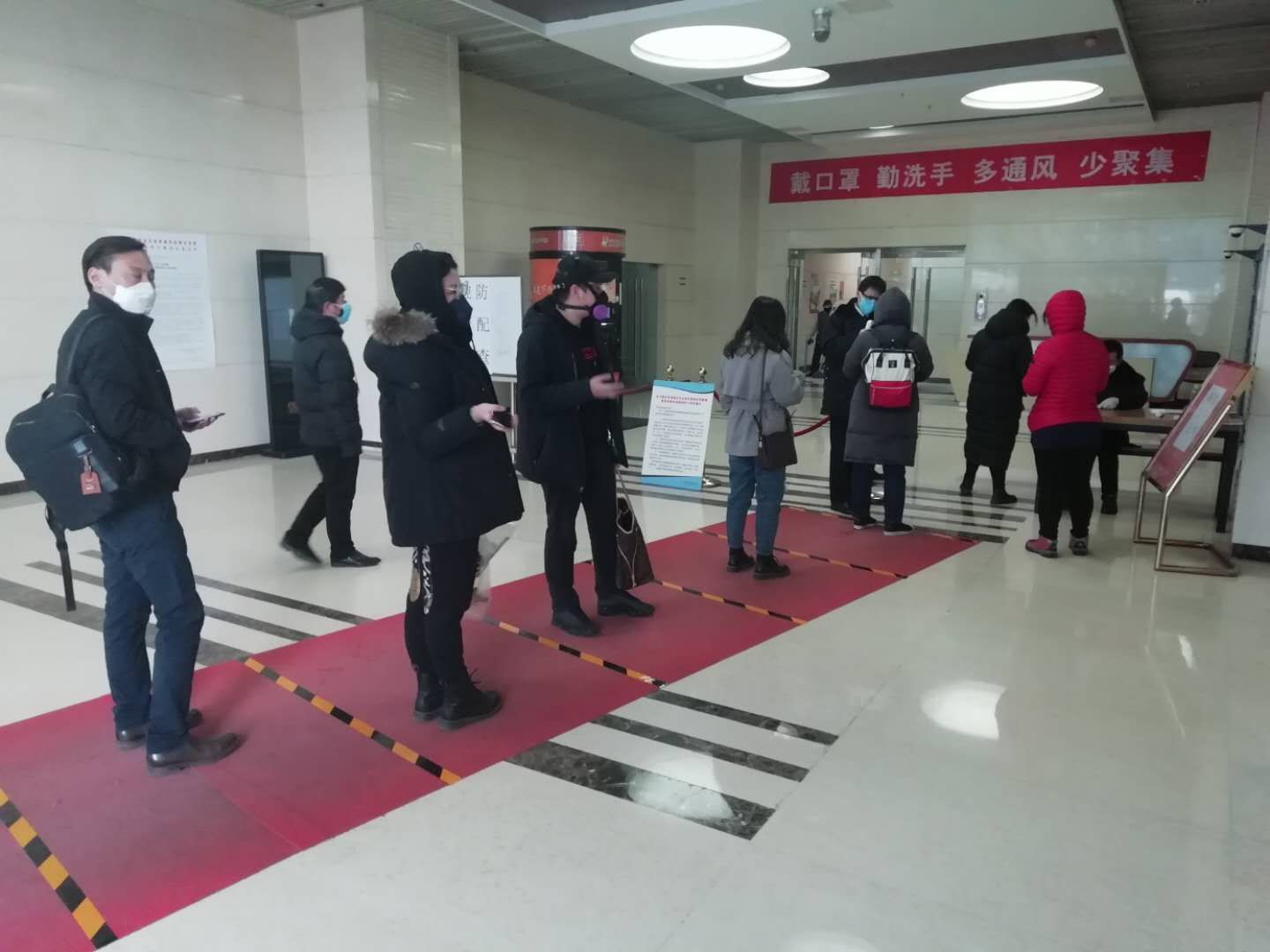 B座排隊(duì)測(cè)溫及登記.jpg